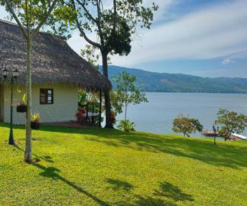 Sauce Lodge Laguna Azul