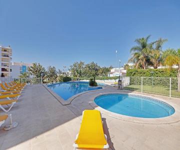 Armacao De Pera Central By Homing