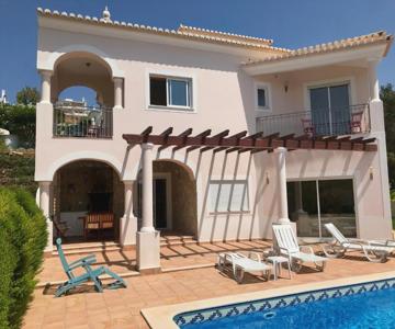 Lovely Burgau Villa Just 3 Mins Walk From Beach