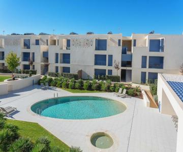 Host Wise - Luxurious & Premium Flat - Pool & Gym