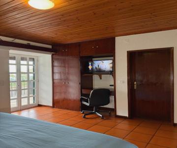 Habitación con estacionamiento y baño privado