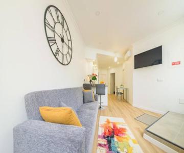 Debbie & Cris House By Mth