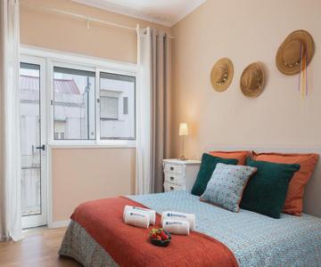 Host Wise - Spacious Vintage Flat - Small Balcony