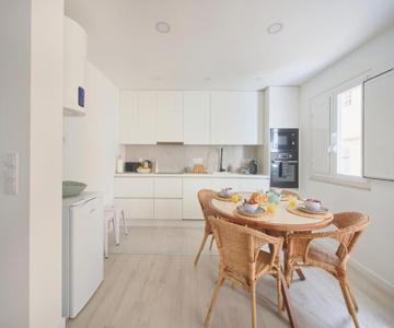 Central & Sunny Apt 10m To Beach, By Timecooler