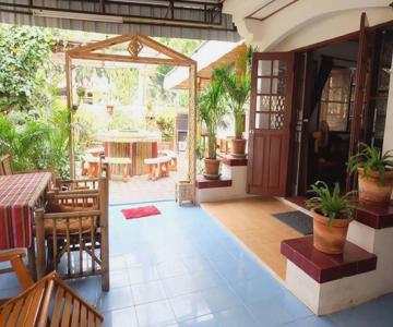 Hug Glur House And Hostel