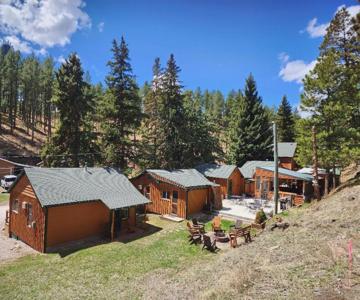 Trails End Cabins & Motel