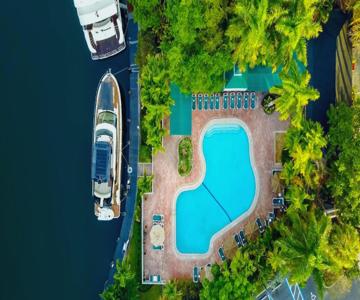 Riverside Hotel