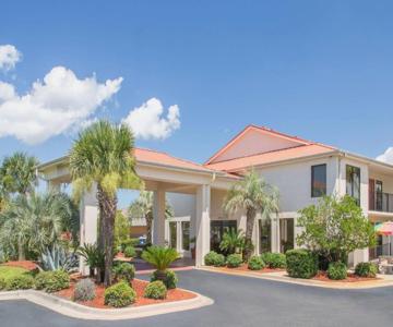 Days Inn and Suites by Wyndham Navarre Conference Center