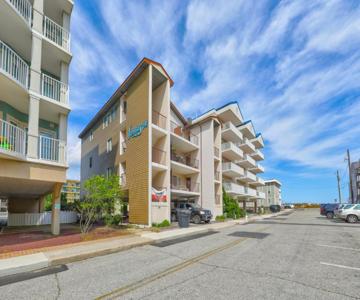 Fantasea 3W 3 Br condo by RedAwning