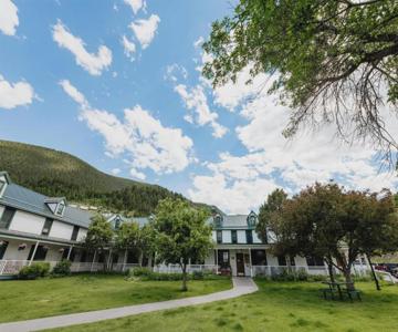 Chico Hot Springs Resort