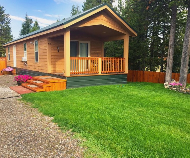 Cozy 1 bedroom in West Yellowstone, just 1 minute from Yellowstone Park! Alpine 1