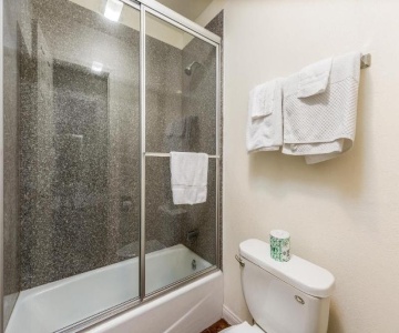 Colonial Pool & Spa Motel