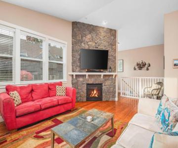 Pacific Star 4 Br home by RedAwning