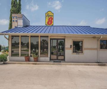 Super 8 by Wyndham San Marcos