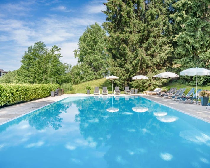 Romantik Hotel Die Gersberg Alm mit Panoramablick auf Salzburg und Outdoor Pool ab Mai
