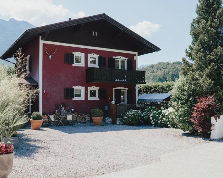 Chalet Austria, famous ski areas around us, 15 min to salzburg city, direct mountain view, up to 10 