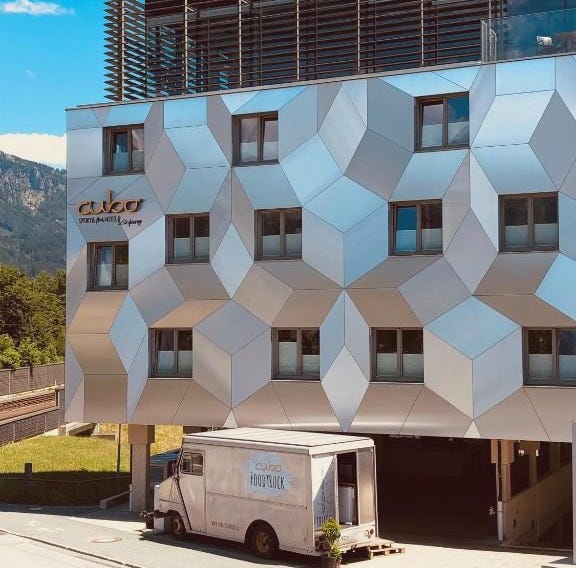 Cubo Sport & Art Hotel