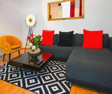 Bright 2BR Apartment for 6 near City Center & Metro U2