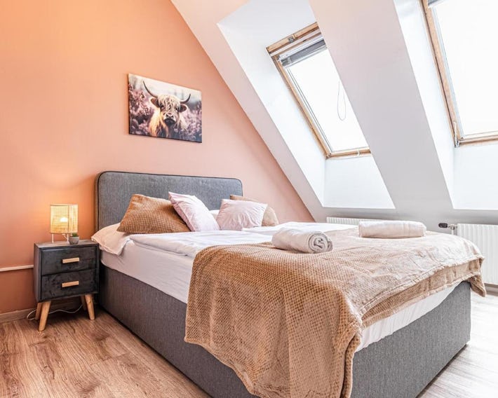 10-Min Walk to Hauptbahnhof, Cozy Private Rooms with AC, TV & WIFI