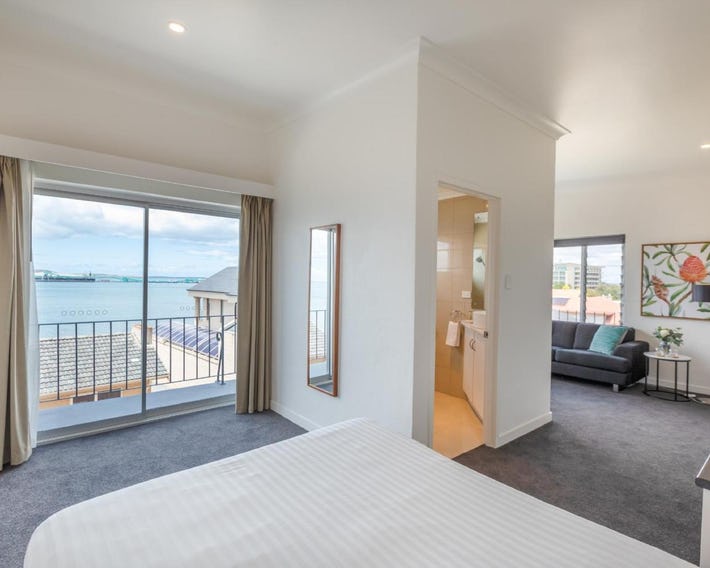 Bay 10 - Suites and Apartments