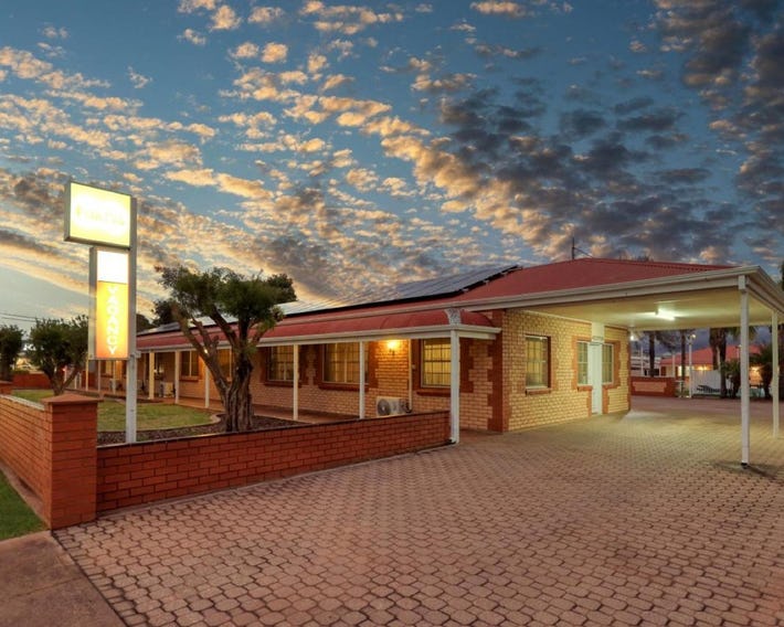 Charles Rasp Motor Inn & Cottages