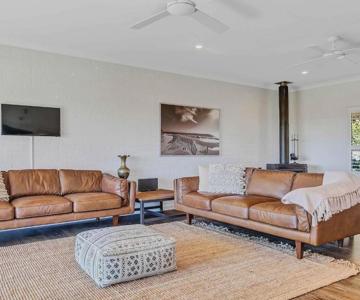 Paul's Farmhouse - 4 BR rural retreat with views