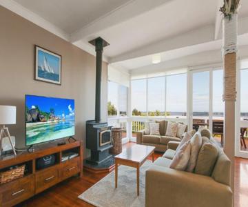 Metung Lake House - Panoramic Lake Views