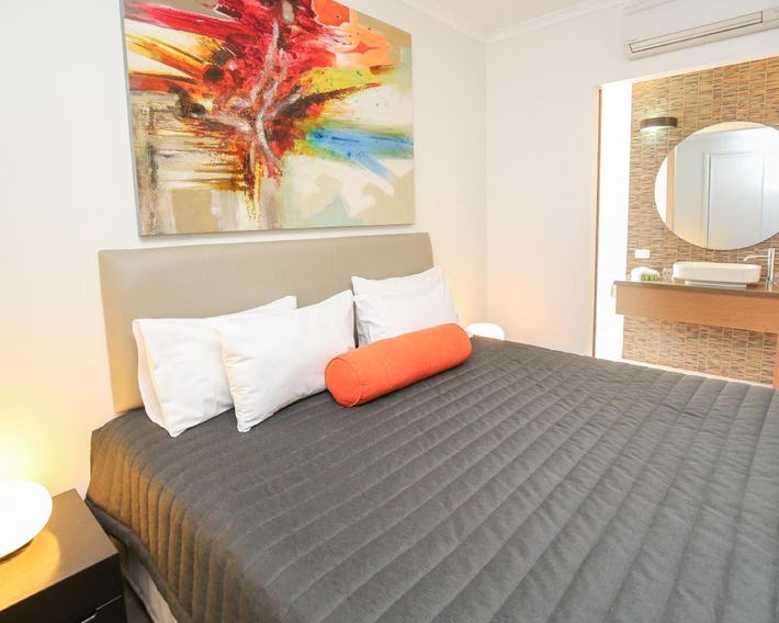 Indulge Apartments - Ontario