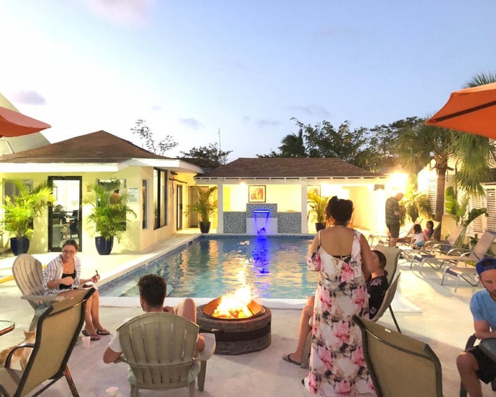 Colony Club Inn & Suites