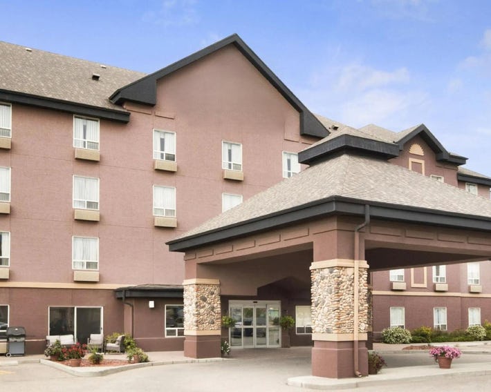 Prairie Crest Calgary Airport by IHG