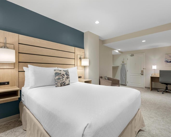 Best Western Plus Baker Street Inn