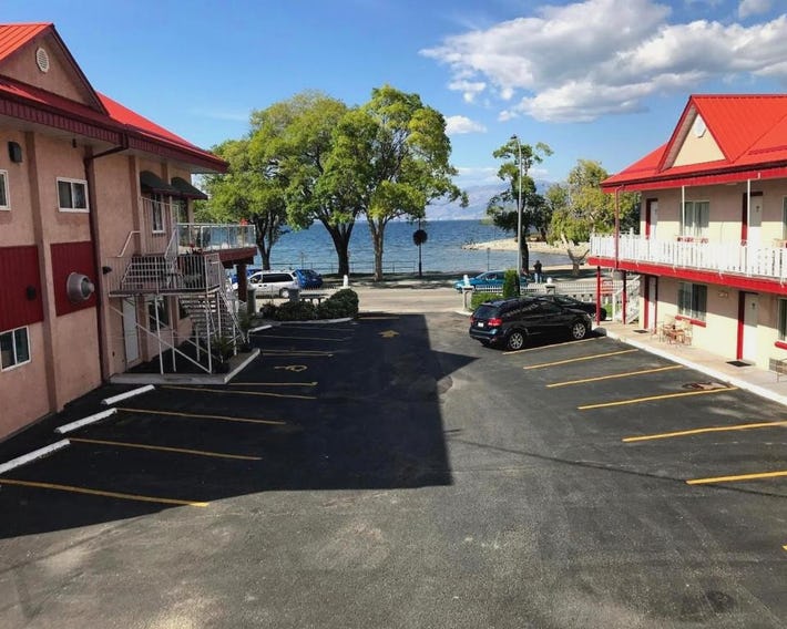 SlumberLodge Hotel