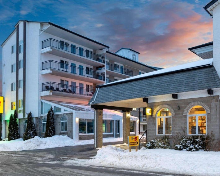 Super 8 by Wyndham Niagara Falls by the Falls