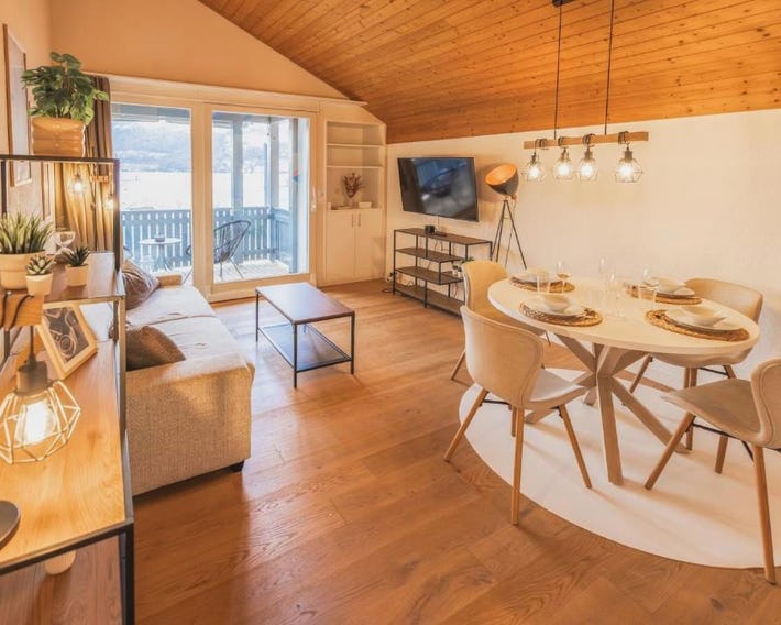 Surfers Lodge near Interlaken, at lake with pool