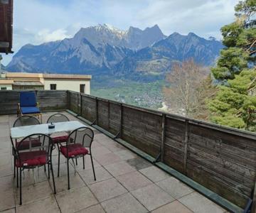 Grosse 2 ZImmer Wohnung mit Terrasse