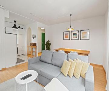 Bright, Central & Modern Apartment