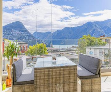 Imperial of Lugano 2 with a lake view and garden behind the station and 10 min from the lake of Luga