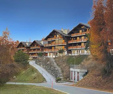 Les Mayens de l'Ours - At the foot of Piste de l'Ours' slope!