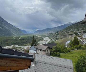 Stay in the Heart of Wallis