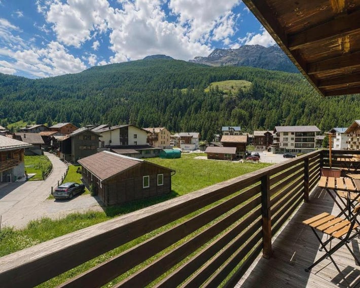 Family-friendly apartment with mountain views