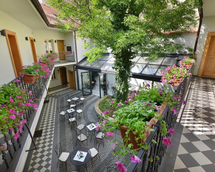 Hotel At The White Lily