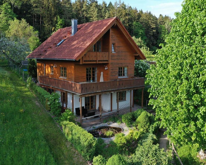 Holz-Ferienhaus Oberbrändi: Kachelofen, Sauna, WLAN, am Wald
