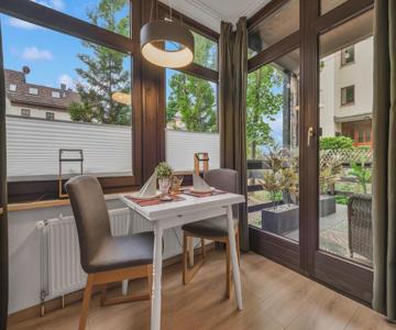 HIRSCH Stadt Apartment 1 - Terrasse mit Flussblick - Parkplatz