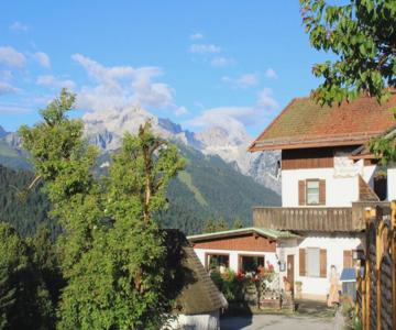 Pfeiffer Alm mit Blick auf die Zugspitze