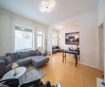 Massagesessel, King-sized Bed, Billardtisch, 2 Couches