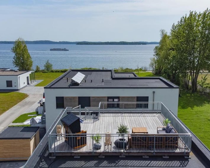 Sonnendeck Schwerin - Apartment mit Dachterrasse, Seeblick, Parkplatz, Fahrradschuppen, King-Size Be