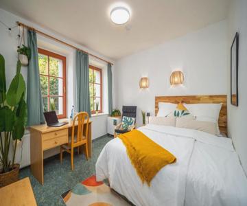 Ruhiges Zimmer mit Gartenblick & Schreibtisch