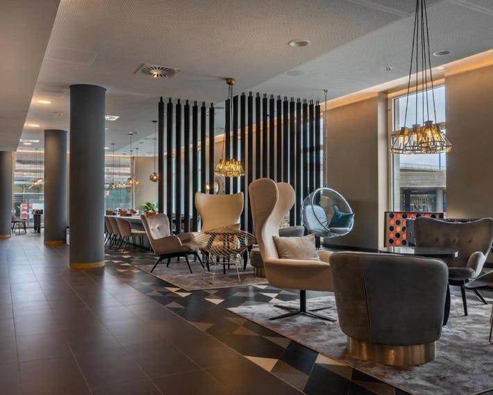 Holiday Inn - the niu, Ridge Halle Central Station