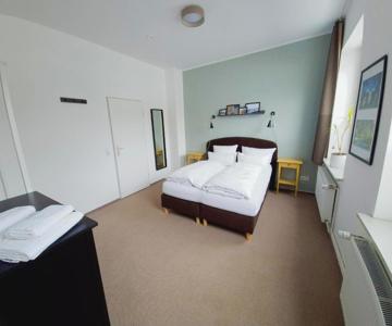 Bed & Kitchen