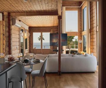 Recién renovada! Exclusiva villa de madera con piscina y vistas al mar